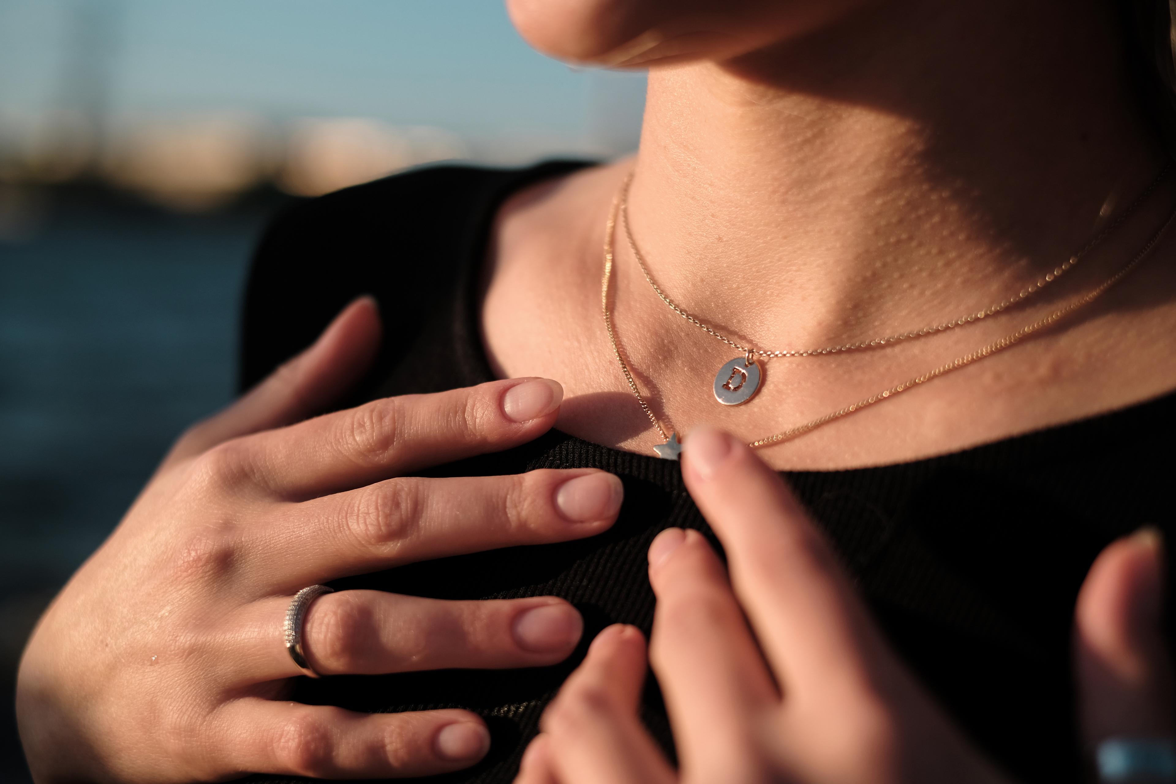 Woman wearing an exceptional pearl necklace